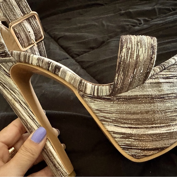 Zapatos color crema y marrón! Con finas líneas doradas! Nuevos! Nunca usados! - Picture 1 of 5